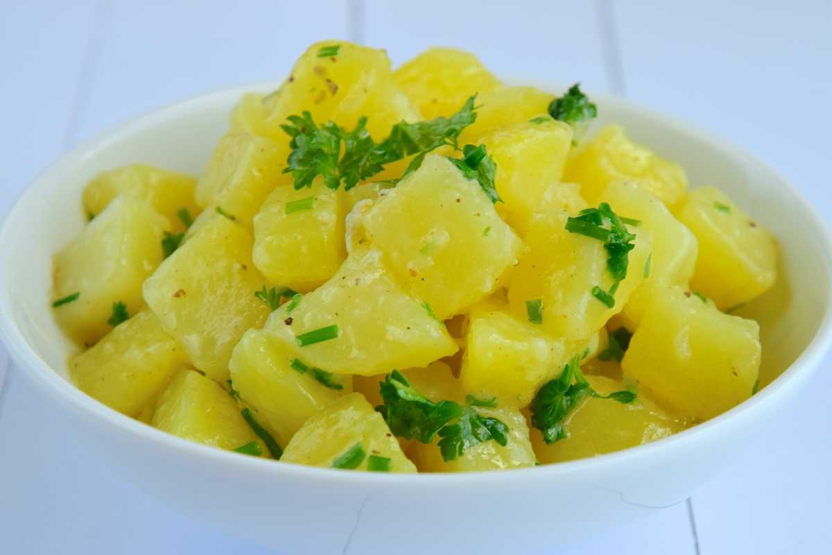 Insalata di patate tedesca, leggera e cremosa anche senza maionese con la ricetta tirolese facilissima