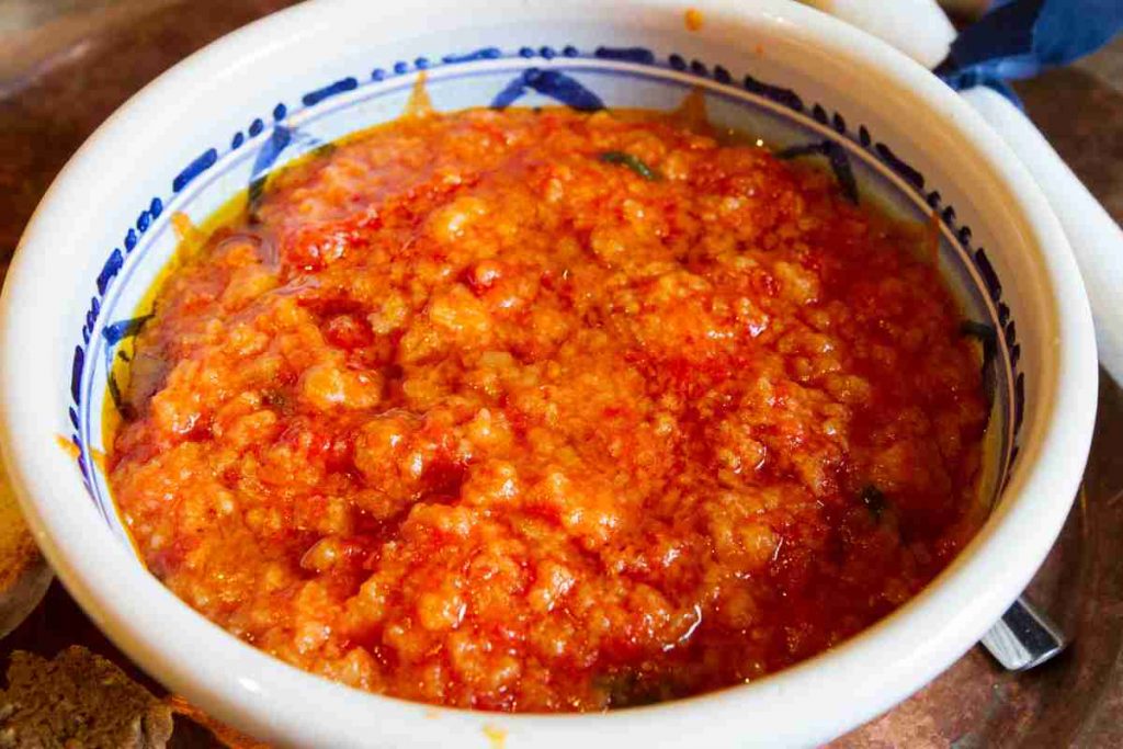 Pappa al pomodoro toscana in una ciotola, preparata con la ricetta originale e tradizionale