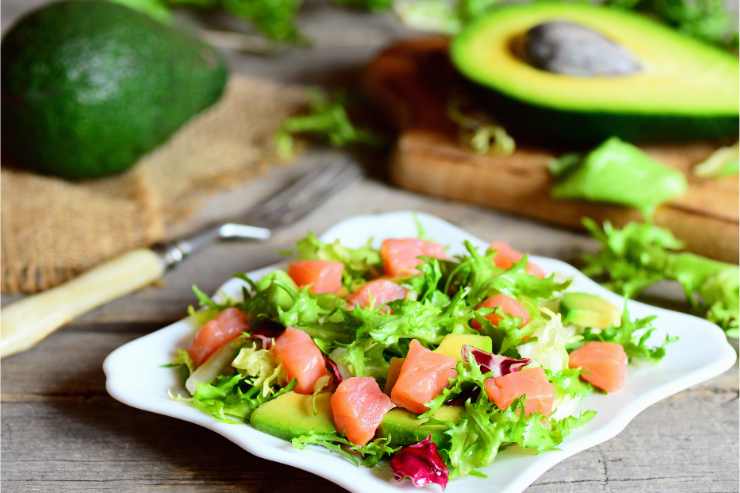 Insalata salmone e avocado in un piatto bianco