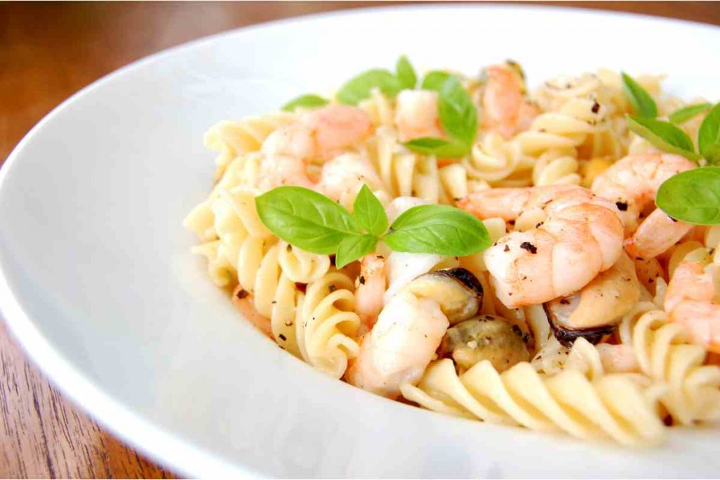 Pasta sfiziosa economica con frutti di mare per insalate estive fredde