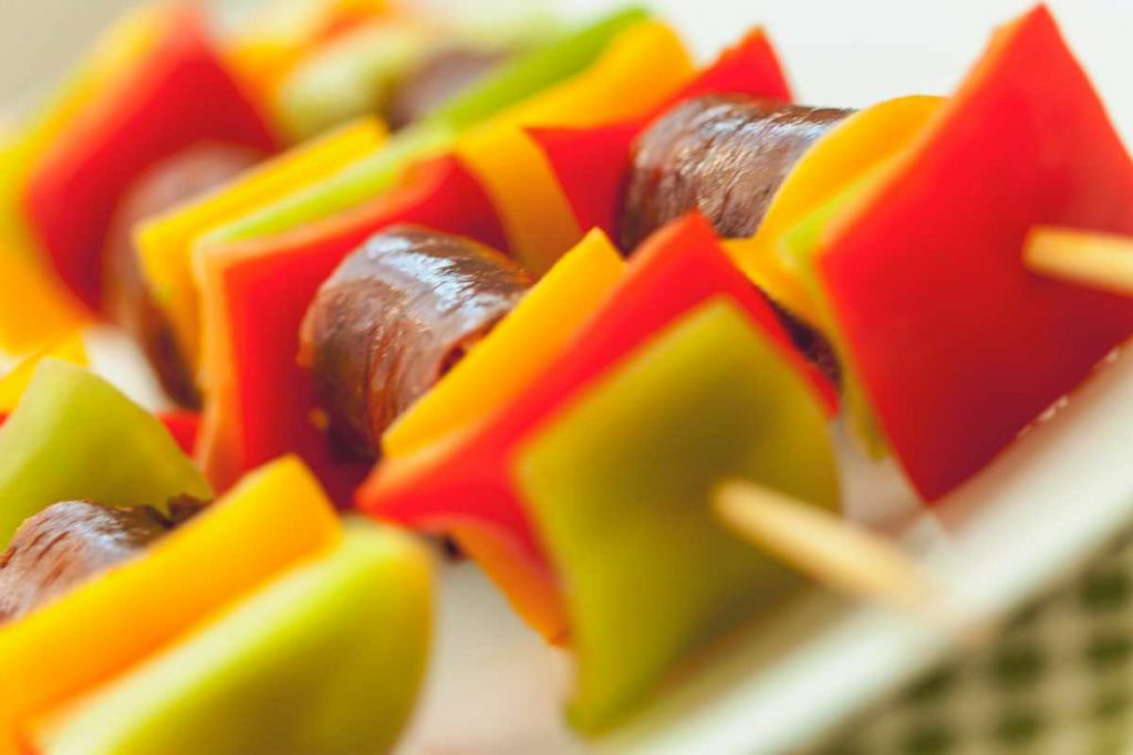 Spiedini di salsiccia e peperoni per secondi piatti estivi