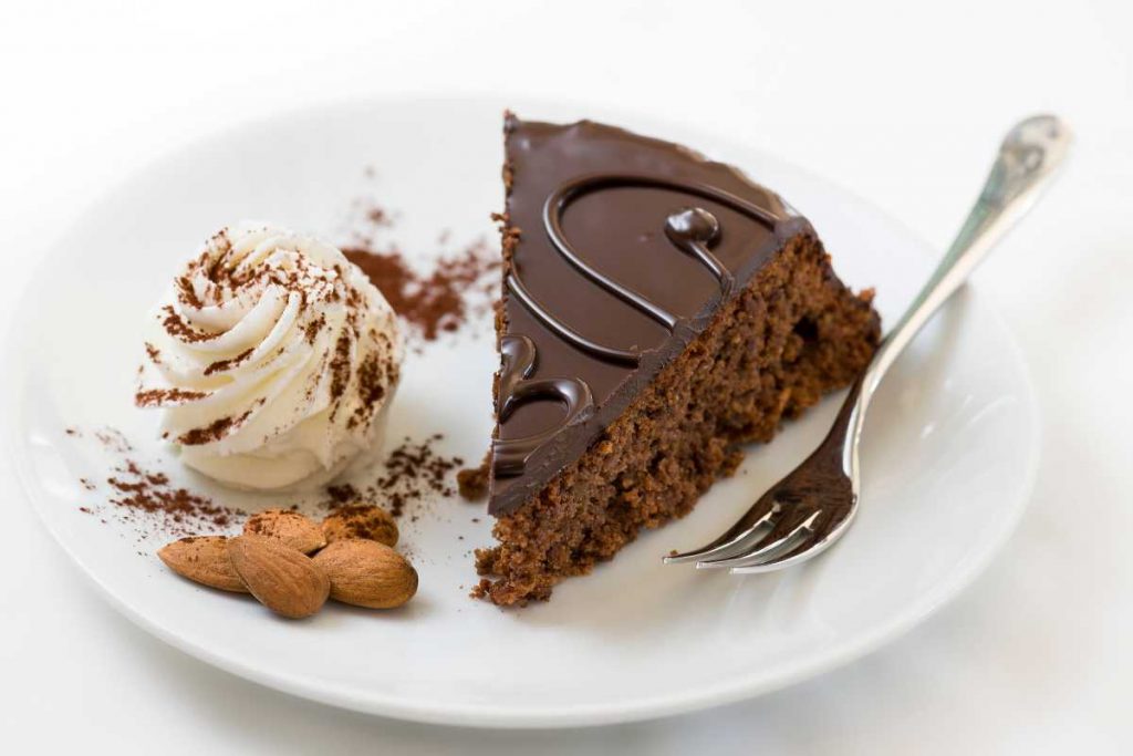 Sacher Torte ricetta torta al cioccolato e marmellata di albicocche