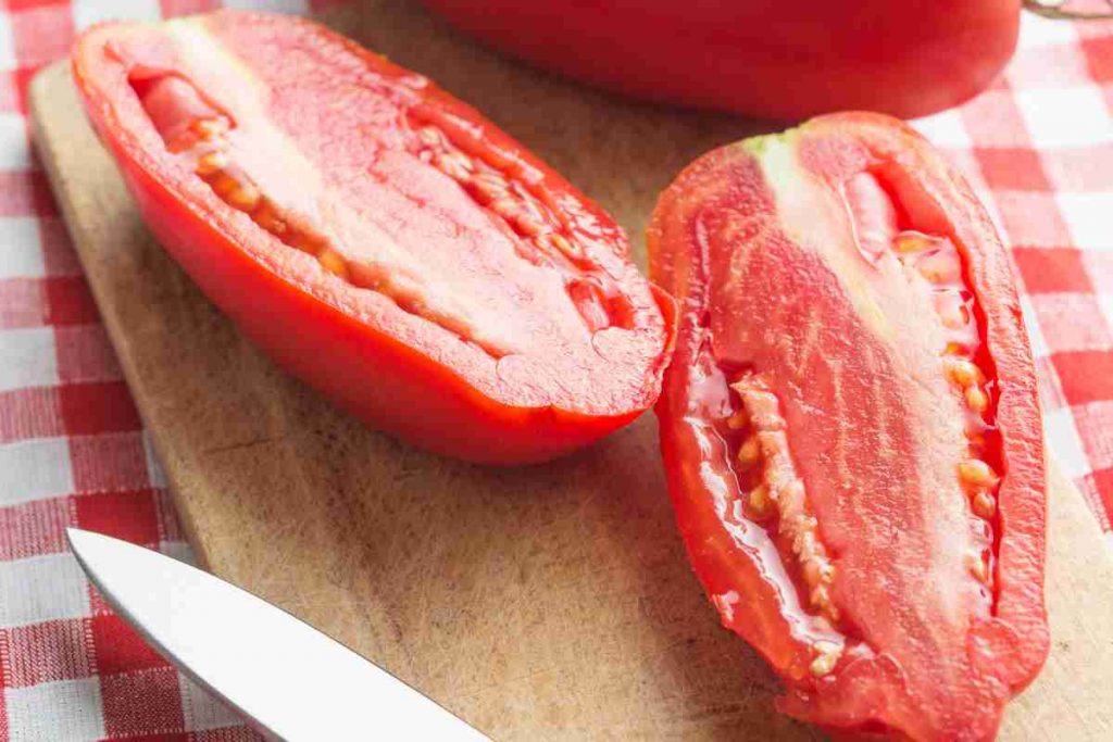 grappolo di san marzano per bottiglie di pomodoro fatte in casa