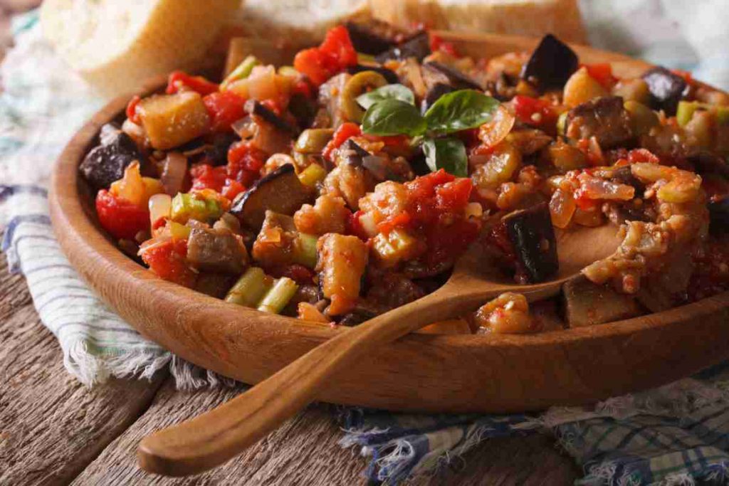 Caponata siciliana in una ciotola