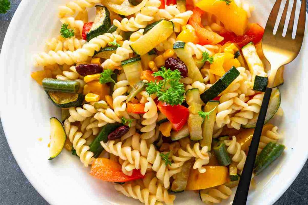 Primi piatti siciliani, la pasta con le verdure fritte, fusilli con zucchine peperoni e carote