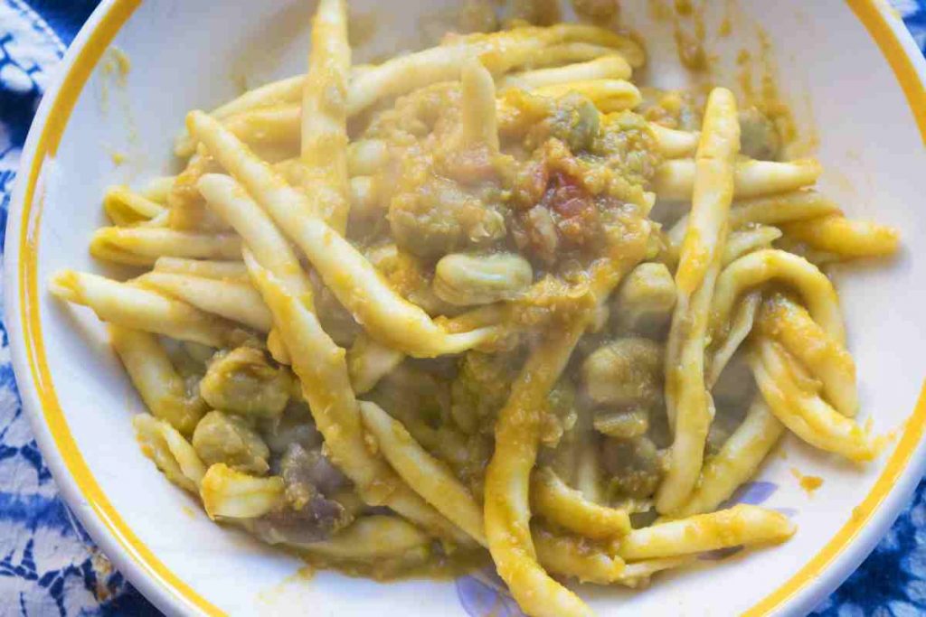 Primi piatti siciliani, la pasta fave e ricotta in un piatto dai bordi gialli