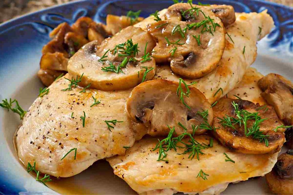 Scaloppine di pollo ai funghi viste da vicino