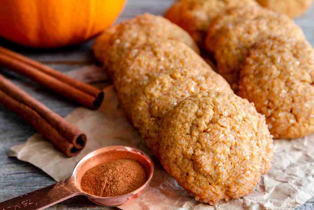 Biscotti alla zucca con cannella in polvere in un cucchiaino