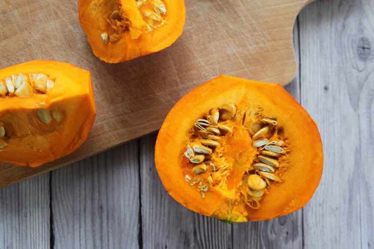 zucca aperta con i semi, come riconoscere una zucca matura 