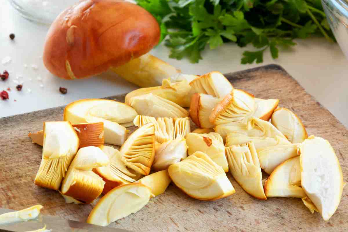 Insalata di funghi ovoli in preparazione, crudi su un tagliere prima di essere conditi