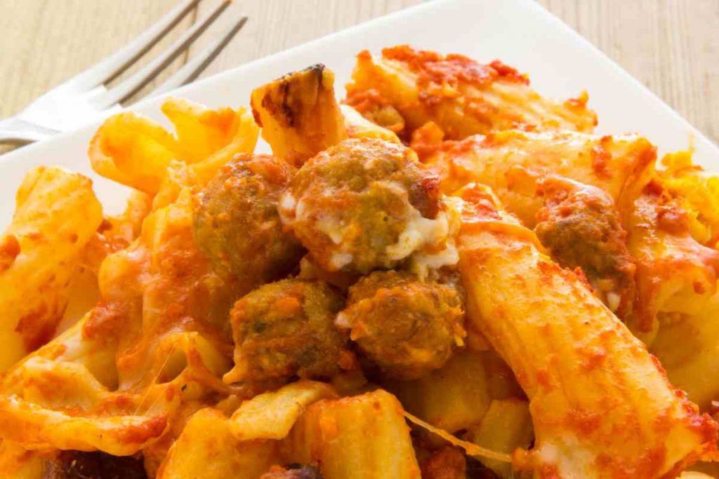 Pasta al forno con polpette in un piatto vista da vicino