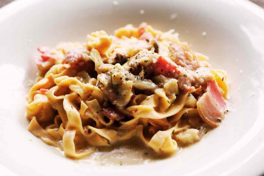 tagliatelle con sugo funghi e pancetta 