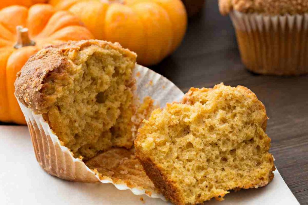 Muffin alla zucca in un pirottino di carta su un vassoio