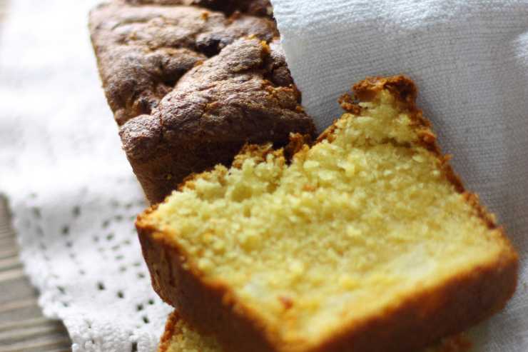 Plumcake tagliato a fette in una canovaccio di lino fatto con la ricetta della nonna