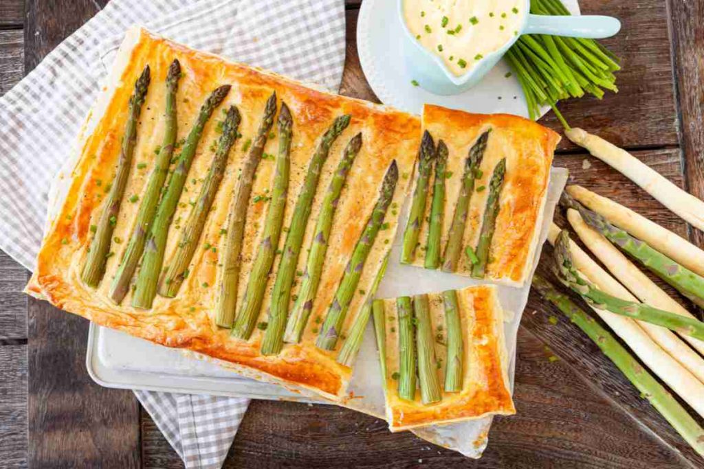 Torta salata agli asparagi con pasta sfoglia rettangolare