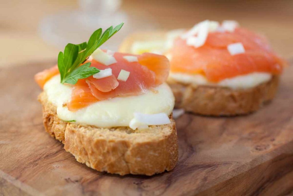 Crostini caldi di mozzarella e salmone affumicato