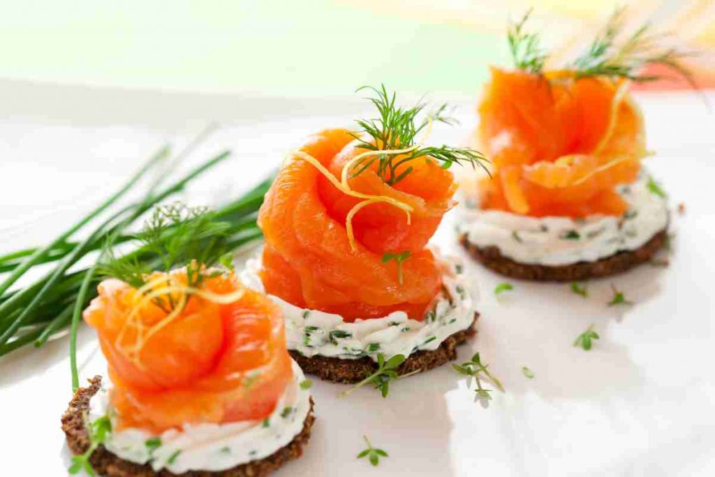 tartine di pesce miste per antipasti di natale