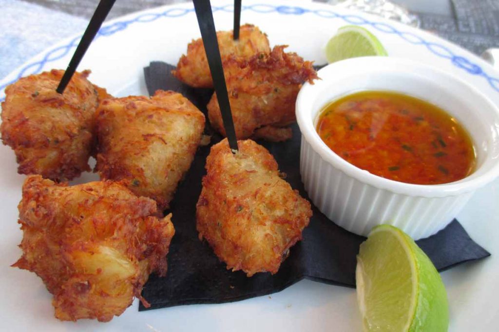 piatto con frittelle di baccalà e ciotolina di salsa