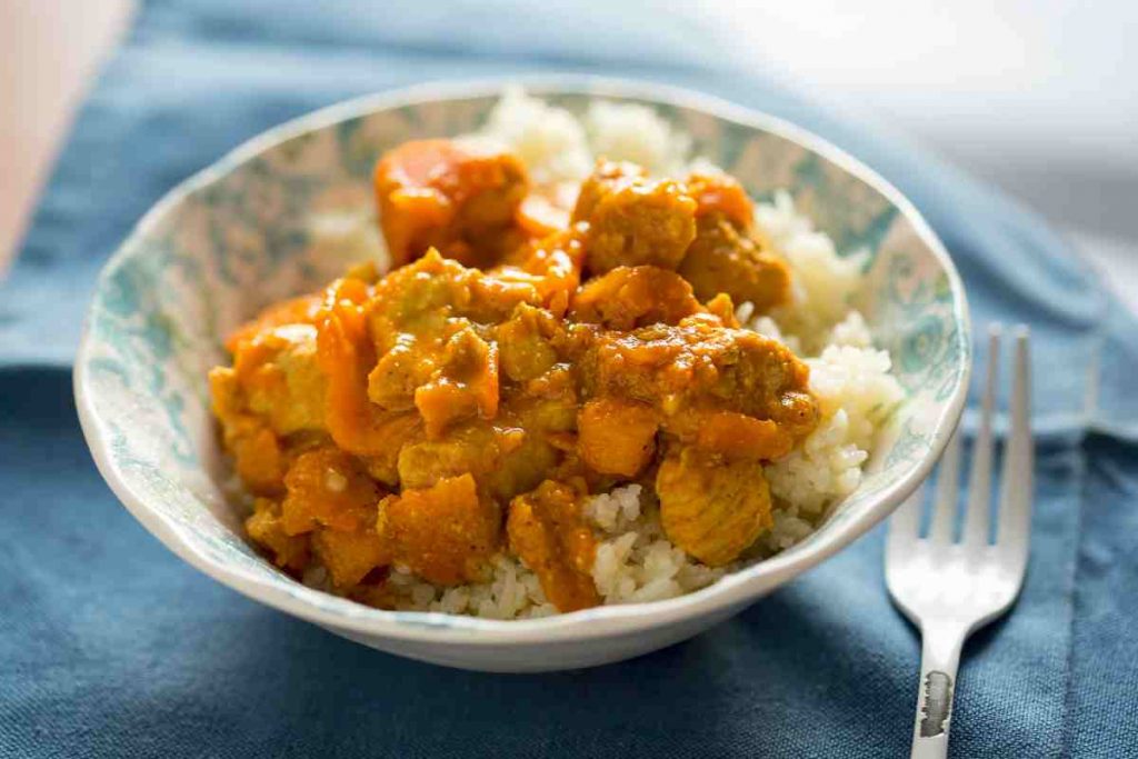 Pollo al curry con riso e anacardi