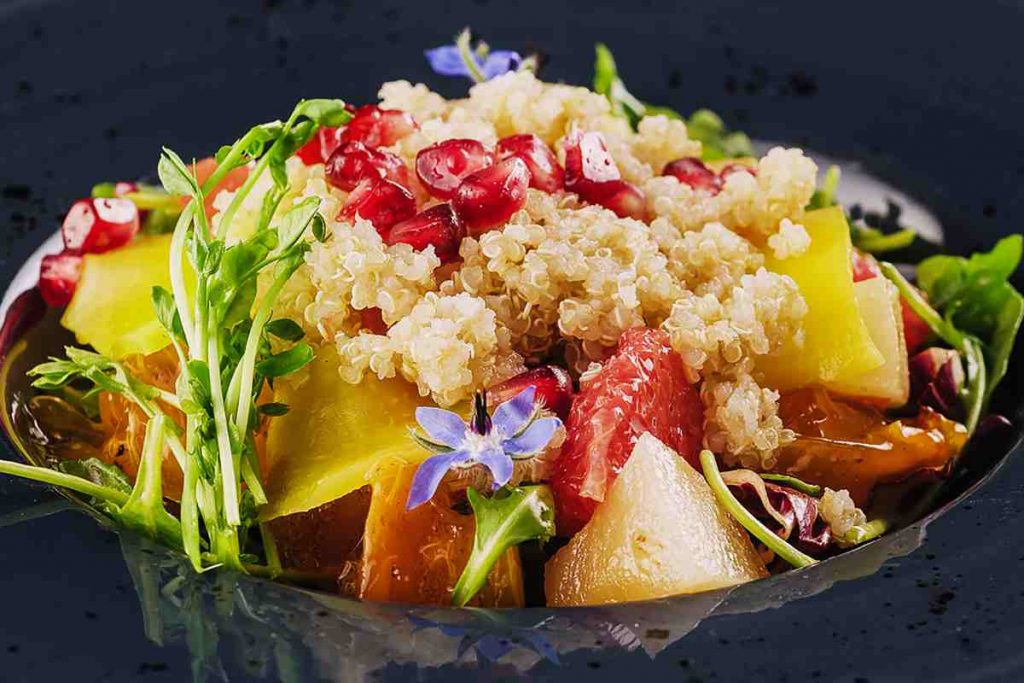 ciotola con insalata di quinoa verdure e melograno