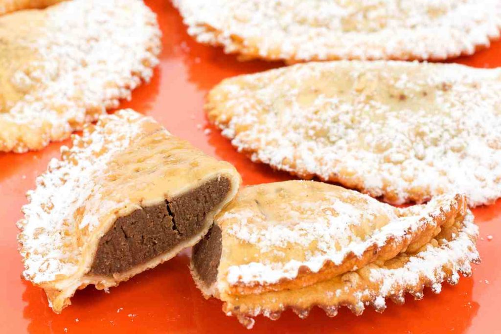 Ravioli dolci di Carnevale ricotta e cioccolato fritti 