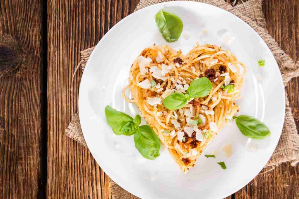 spaghetti a forma di cuore per i primi piatti Menu San Valentino 