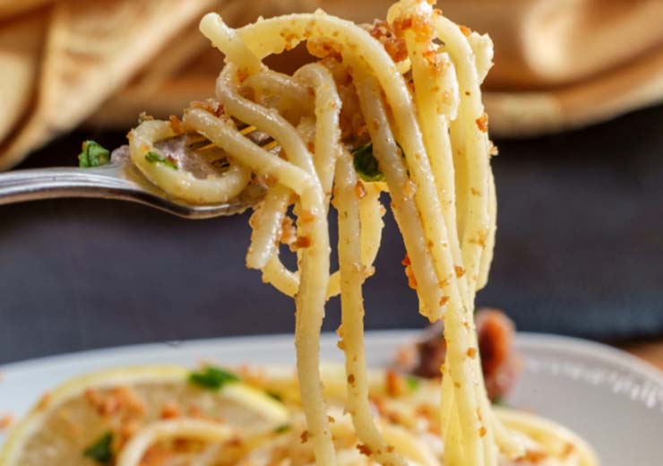 spaghetti pangrattato e acciughe ricetta