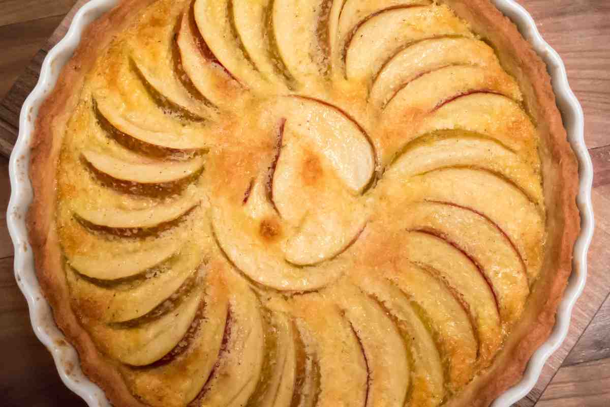 Crostata di mele in una pirofila vista dall'alto