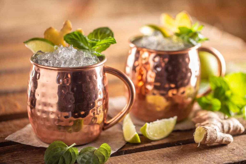 Boccale di rame con moscow mule, long drink con ghiaccio