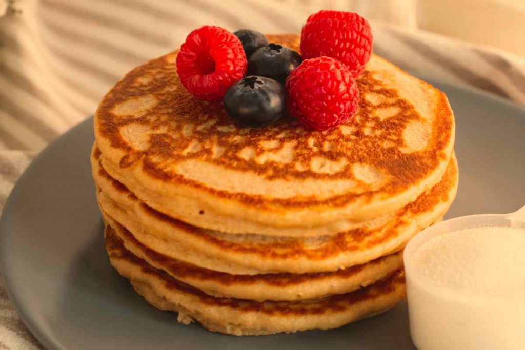 Pancake con farina di ceci impilati su un piatto