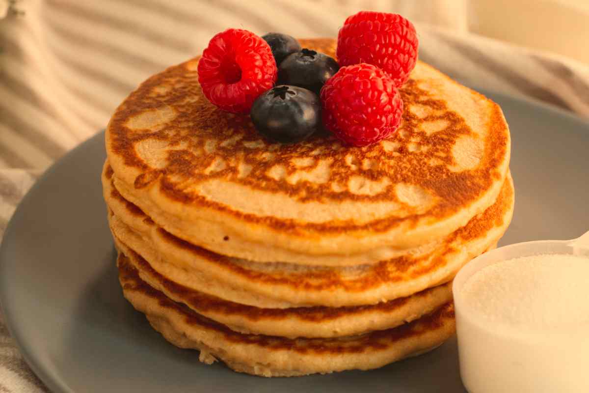 Pancake con farina di ceci impilati su un piatto