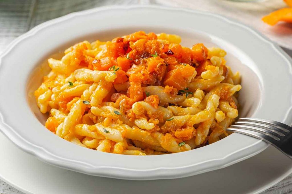 Piatti serviti con strozzapreti di zucca