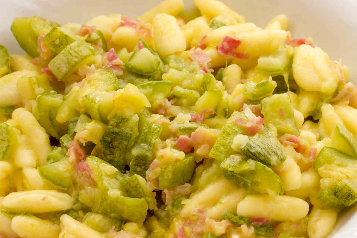 Primo piano di cavatelli zucchine e pancetta in un piatto