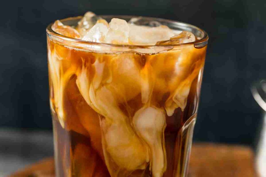 Caffè shakerato con ghiaccio in un bicchiere alto