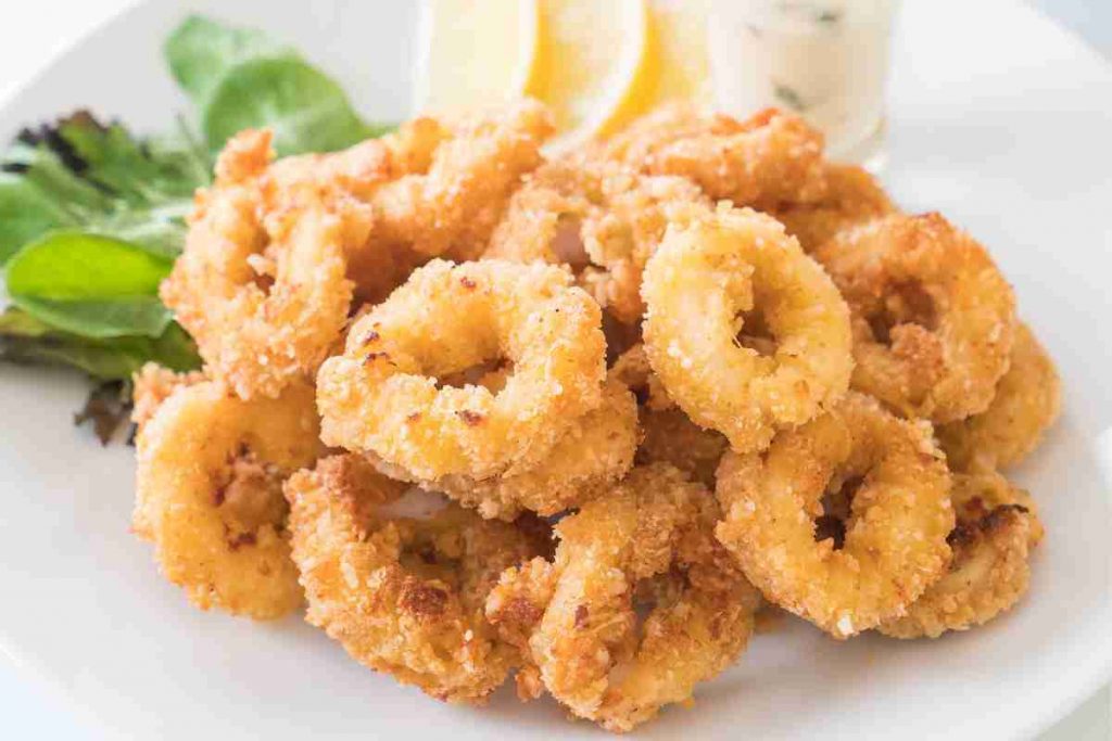 Calamari fritti con farina di riso nel migliore olio per friggere