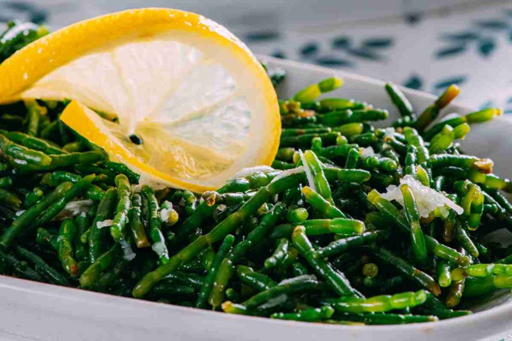 Insalata di salicornia con una fetta di limone