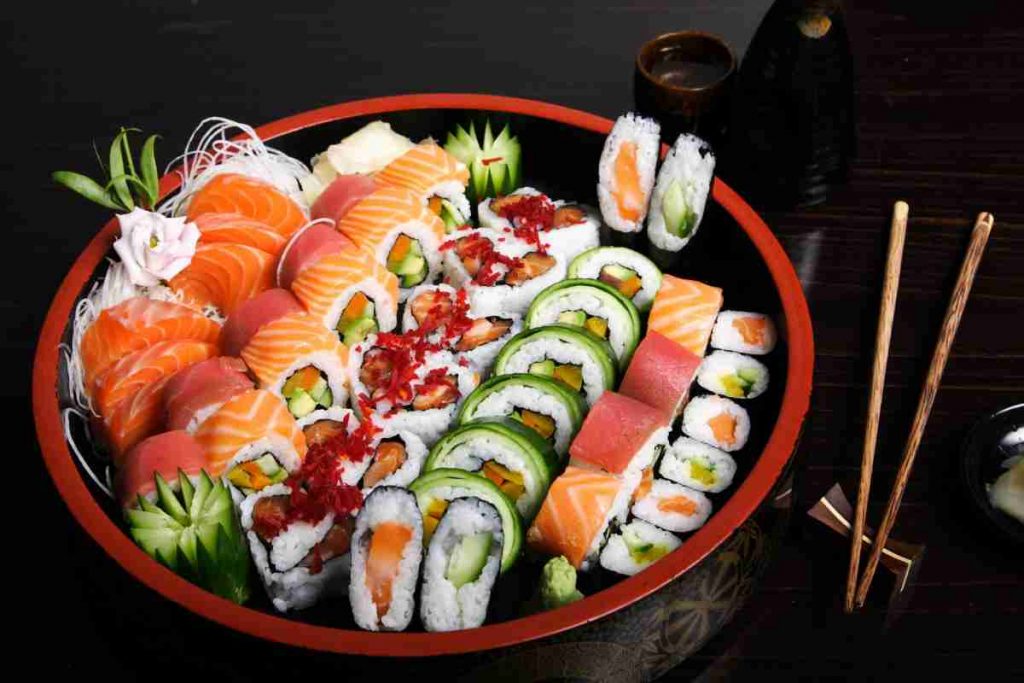 Sushi collection in una ciotola, ci sono uramaki, nigiri, hosomaki e sashimi