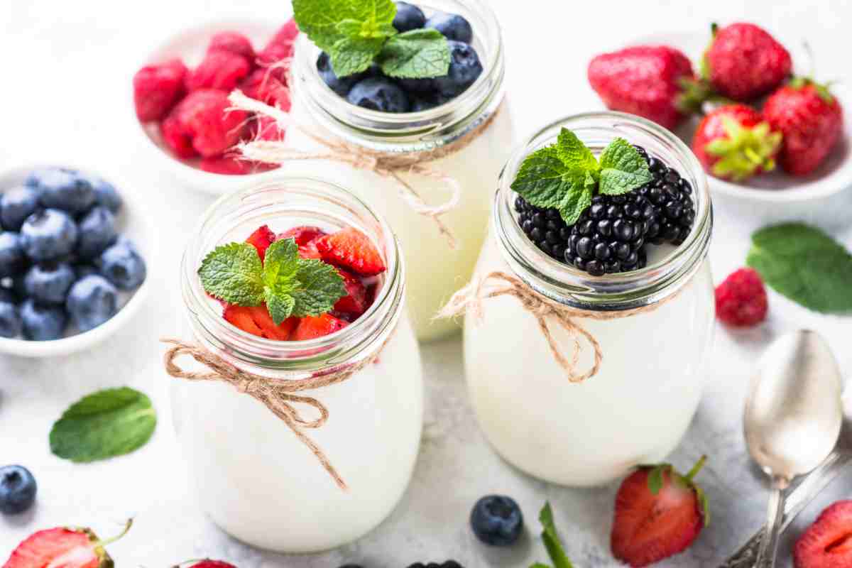 Yogurt fatto in casa senza fermenti lattici né yogurtiera, è facilissimo con questa ricetta furba