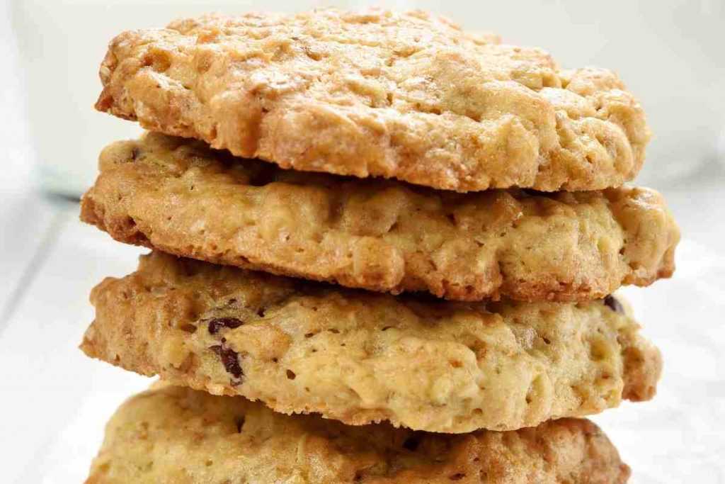 pila di biscotti proteici con avena e senza zucchero