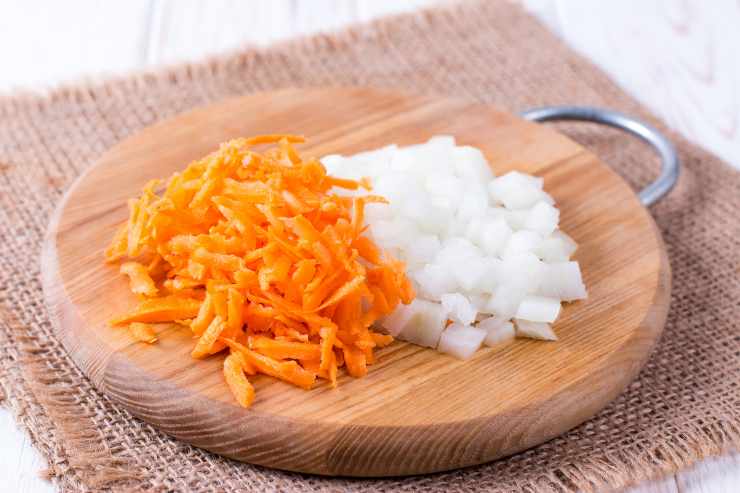 Carota e cipolla tritate su un tagliere