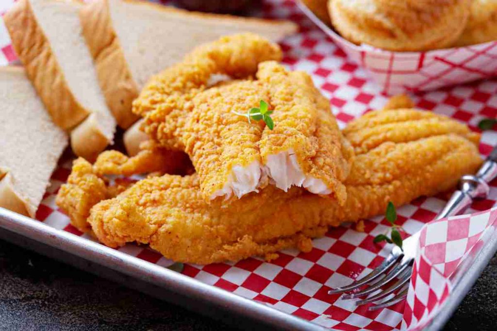 Gallinella croccante con fette di pane e salsa