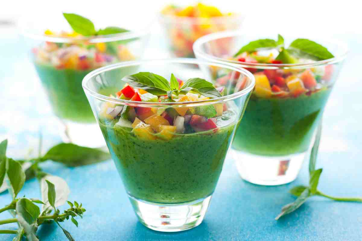 Gazpacho Verde in quattro bicchierini con guarnizione di verdure