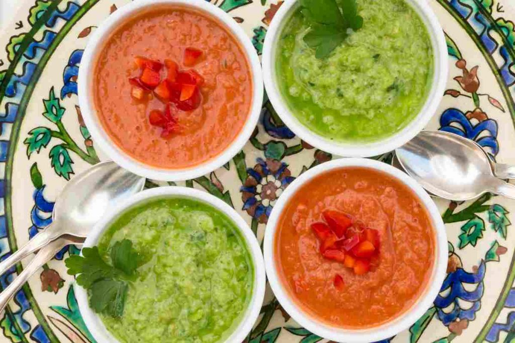 Gazpacho Verde e rosso in ciotoline viste dall'alto