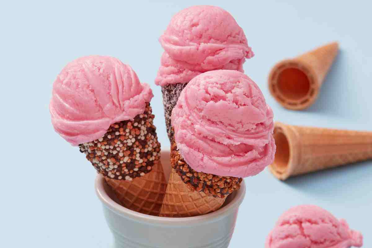 coni con palline di gelato alla fragole in un bicchiere