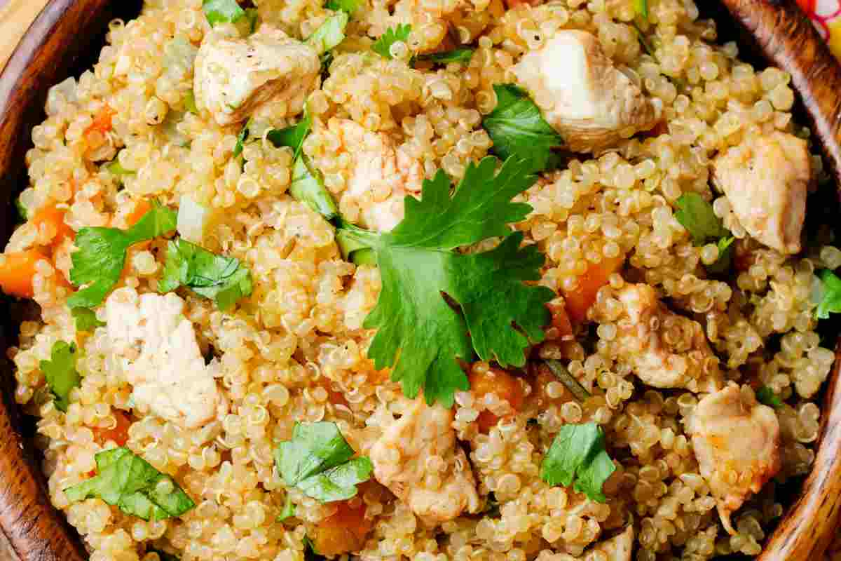 Insalata quinoa pollo e verdure vista dall'alto