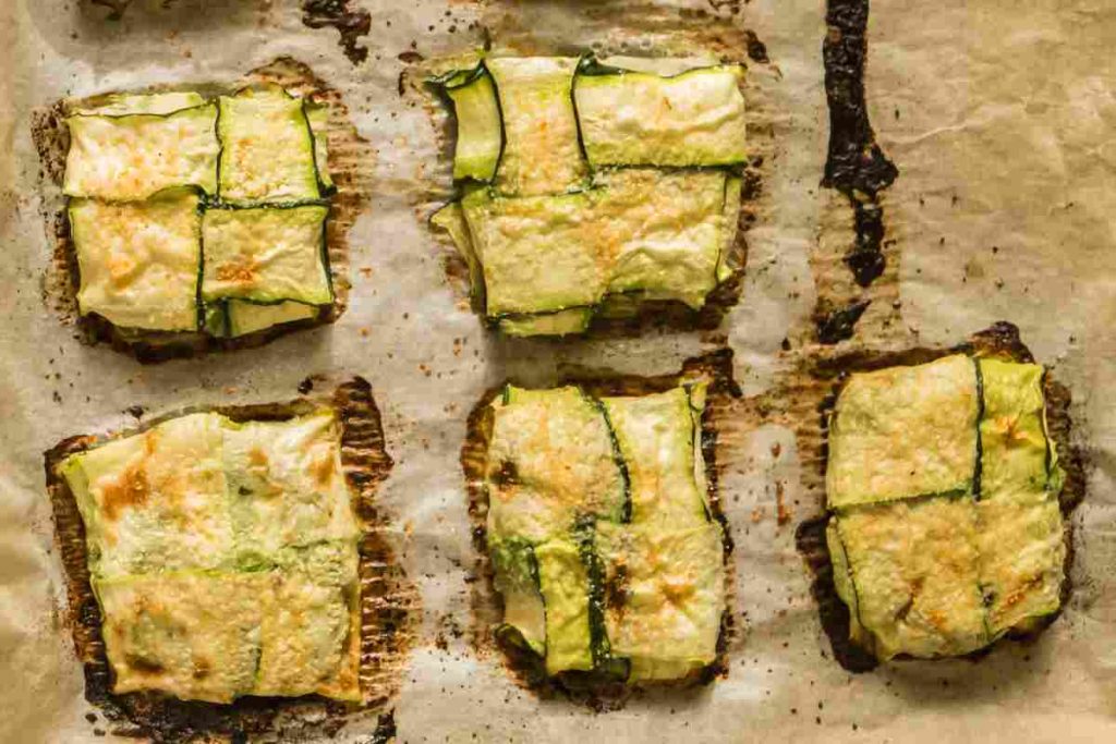 Millefoglie di zucchine su una teglia