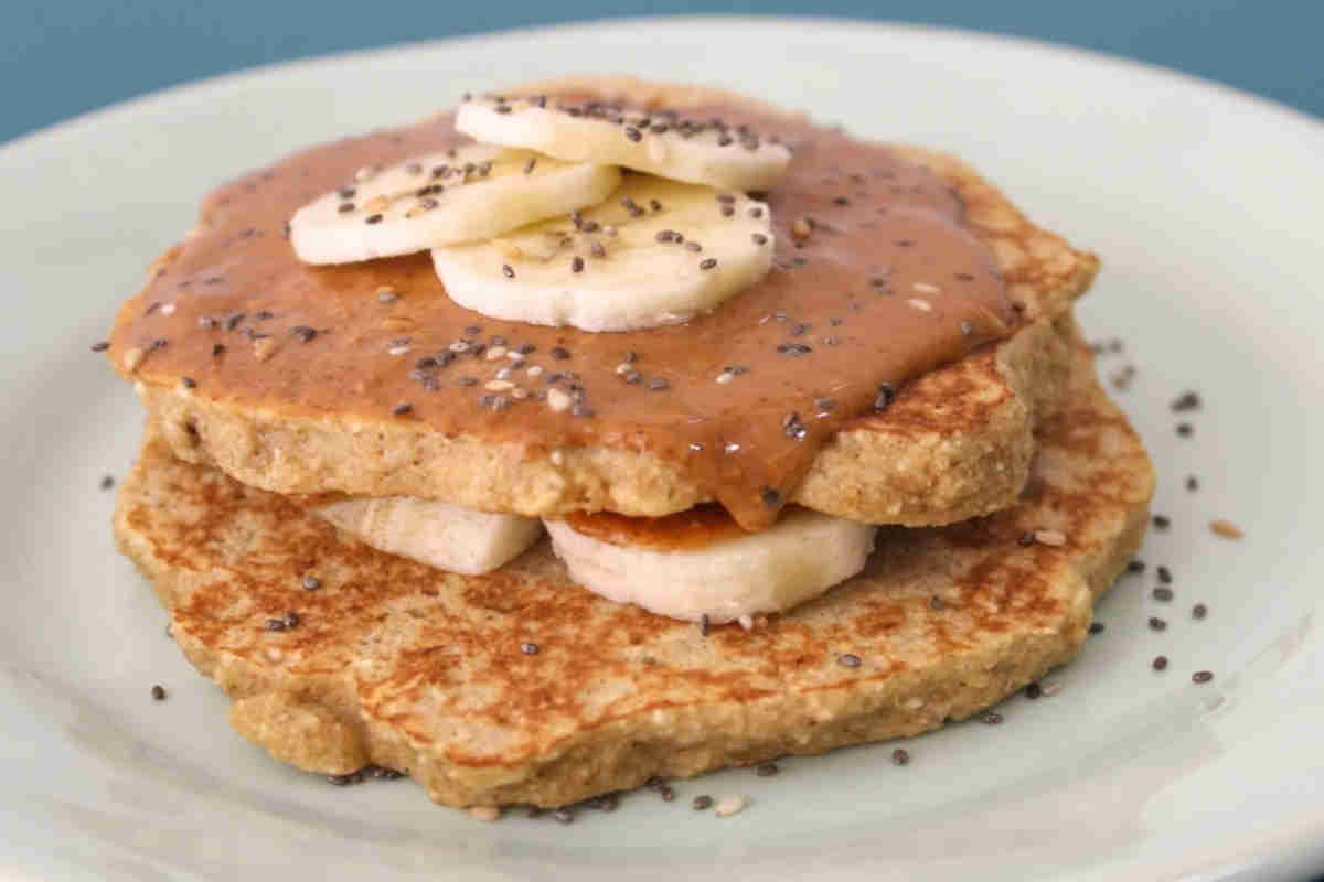Pancake proteico farcito con banane e burro di arachidi