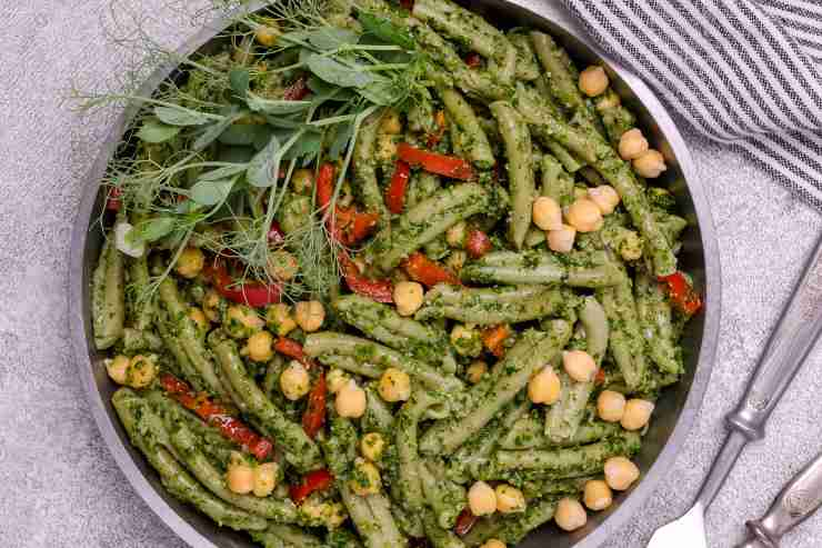 Padella con dentro la pasta fredda con pesto, pomodori e ceci 