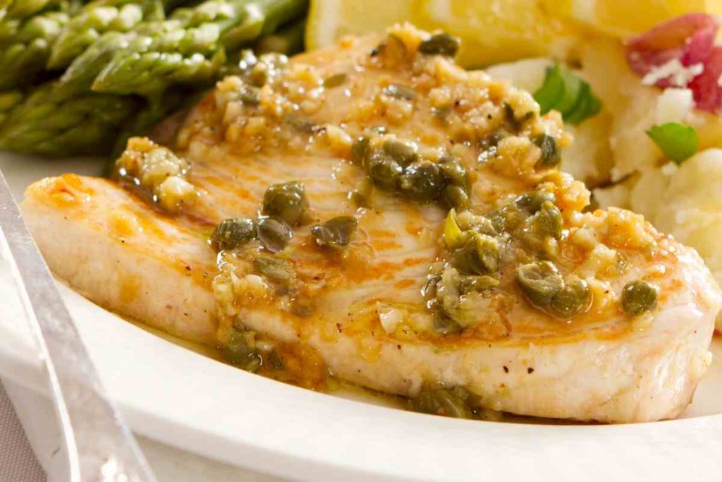 Pesce spada con capperi e limone con contorno di asparagi per la ricetta del menu del giorno