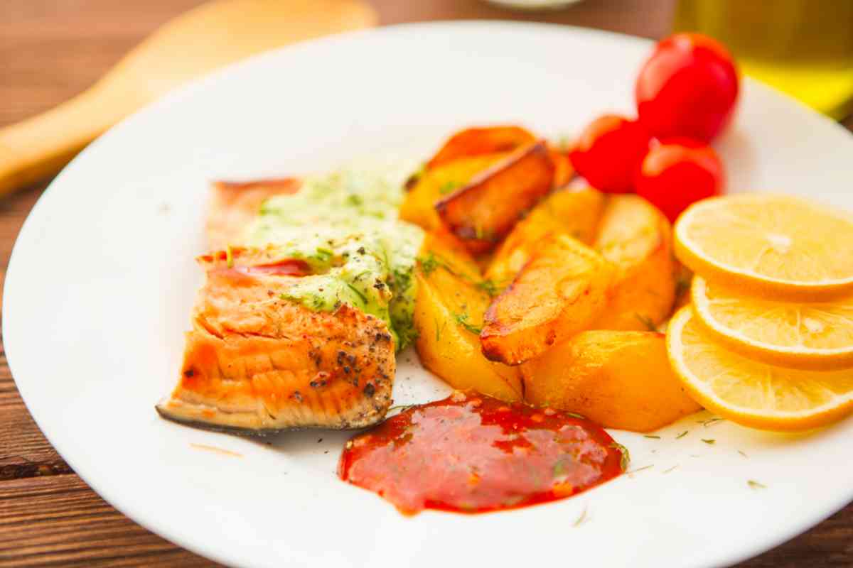 Salmone patate e pomodorini ricetta